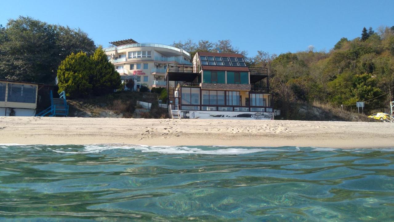 Hemingway Rooms In Happy Beach ヴァルナ エクステリア 写真