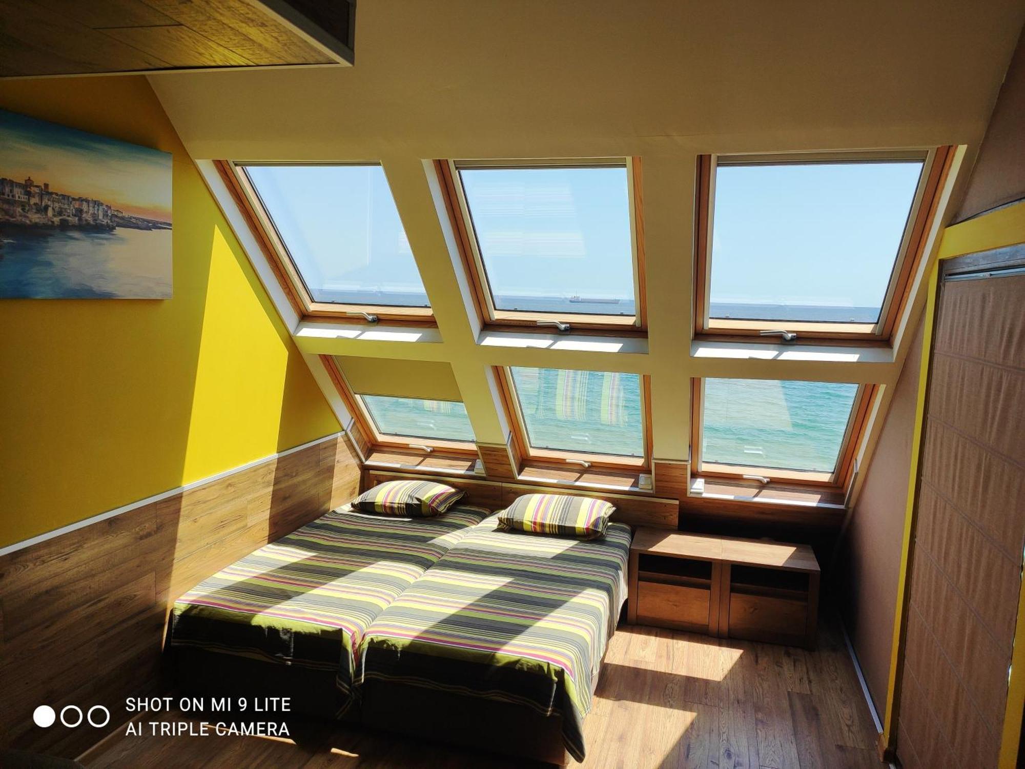Hemingway Rooms In Happy Beach ヴァルナ エクステリア 写真