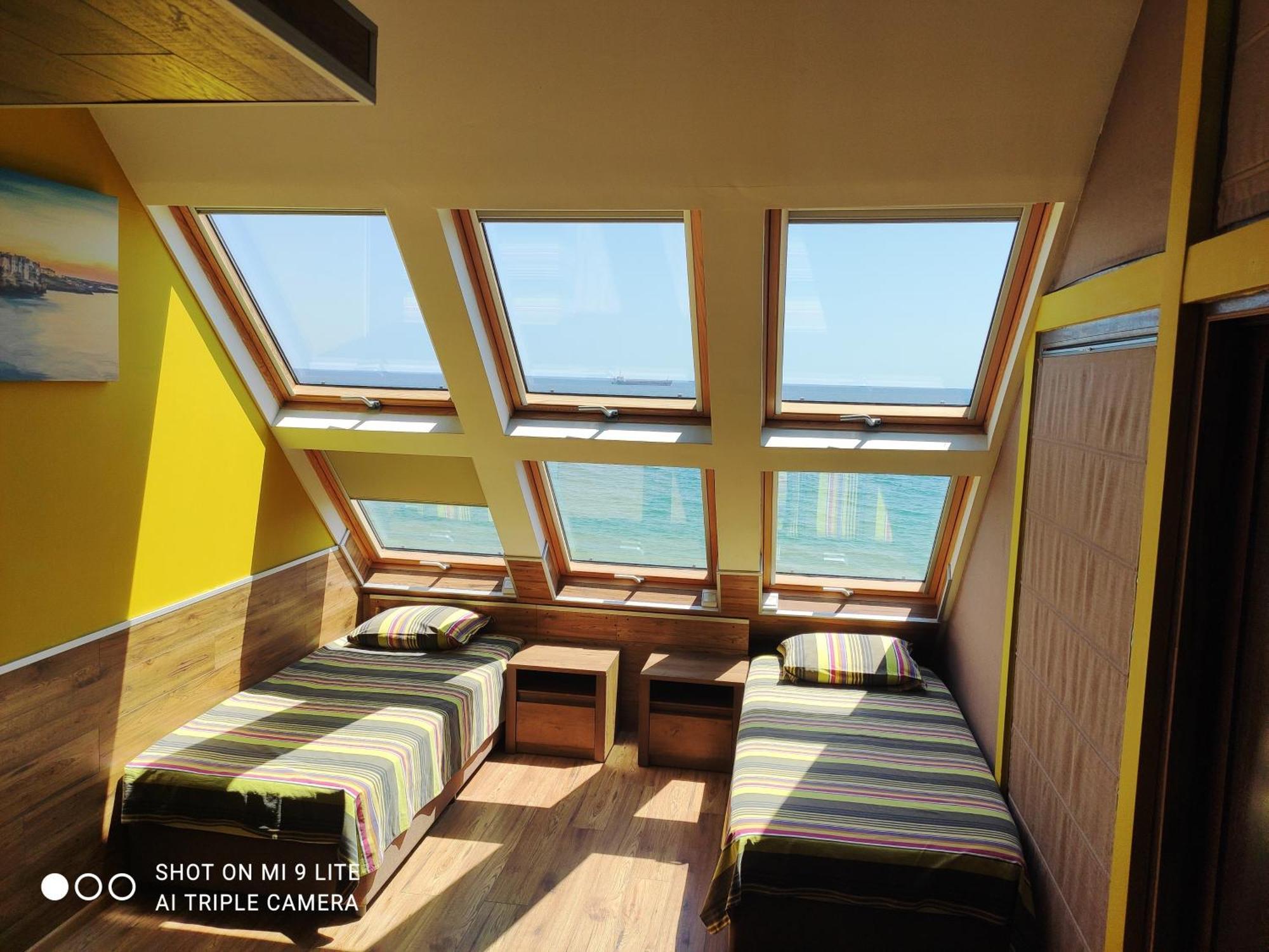 Hemingway Rooms In Happy Beach ヴァルナ エクステリア 写真