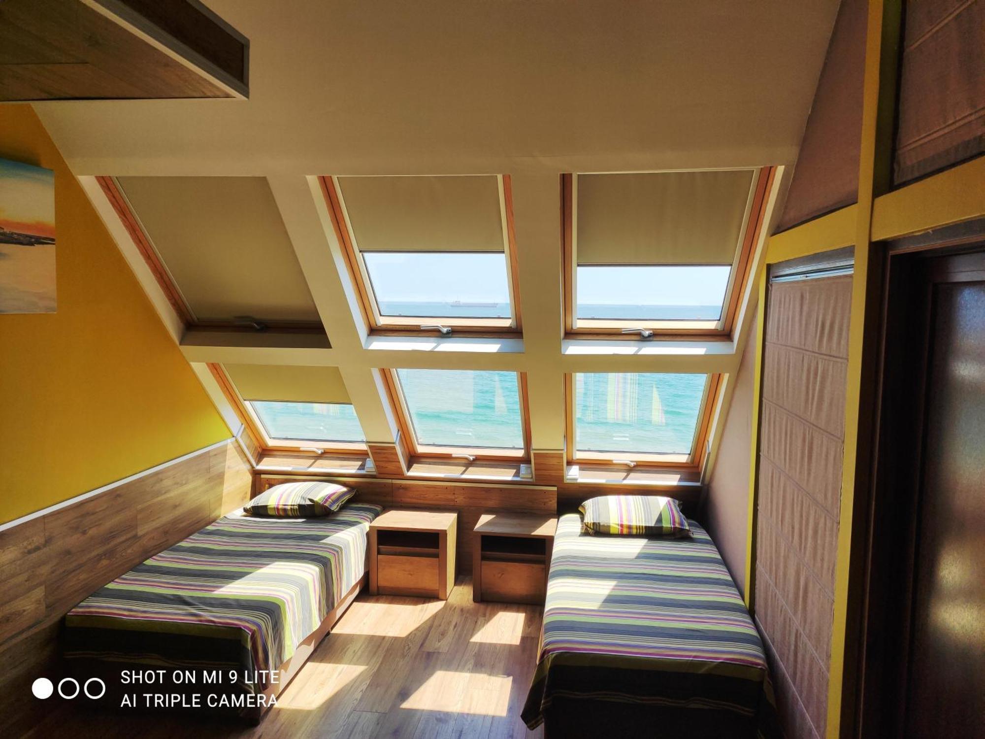 Hemingway Rooms In Happy Beach ヴァルナ エクステリア 写真