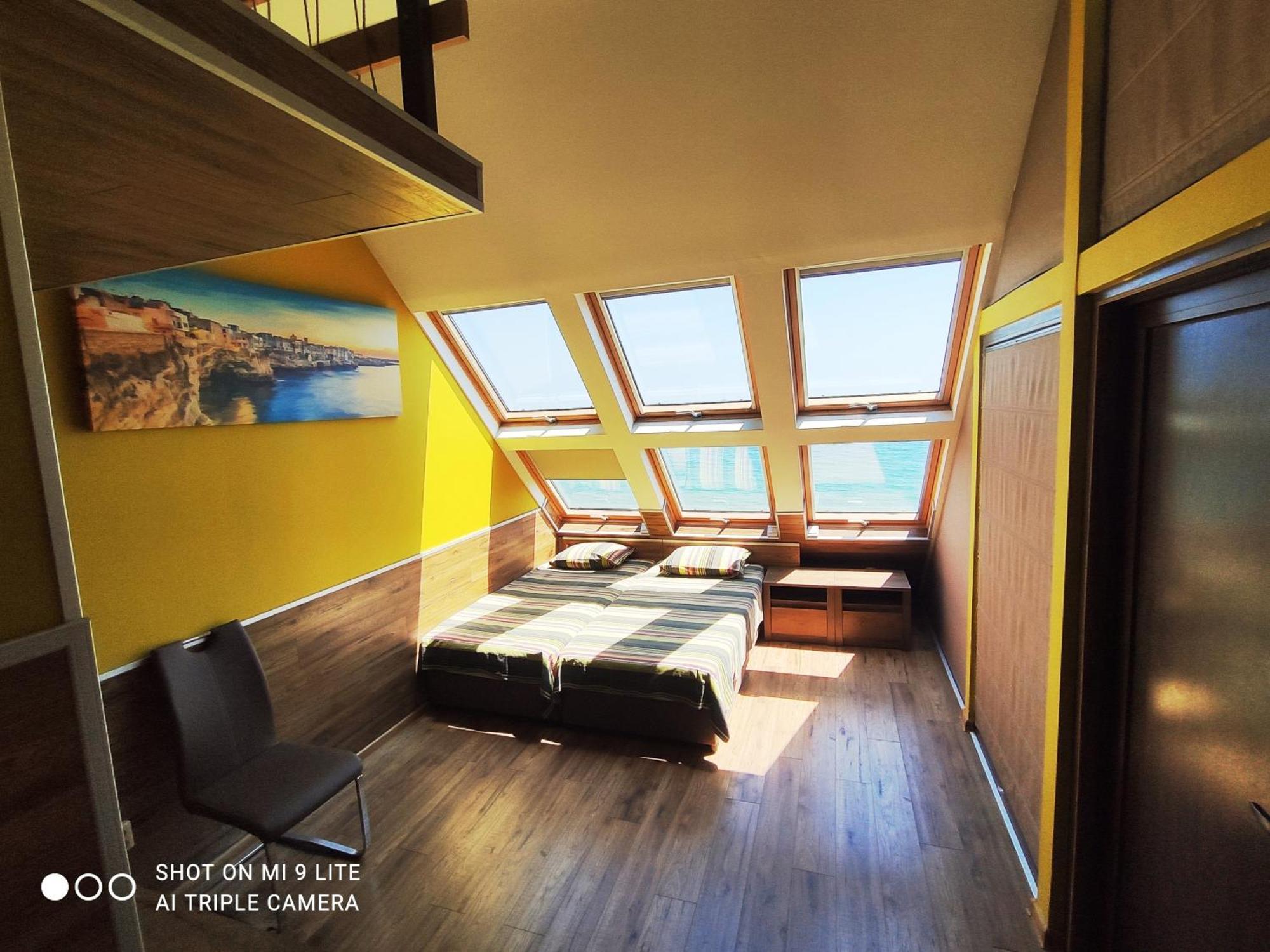 Hemingway Rooms In Happy Beach ヴァルナ エクステリア 写真