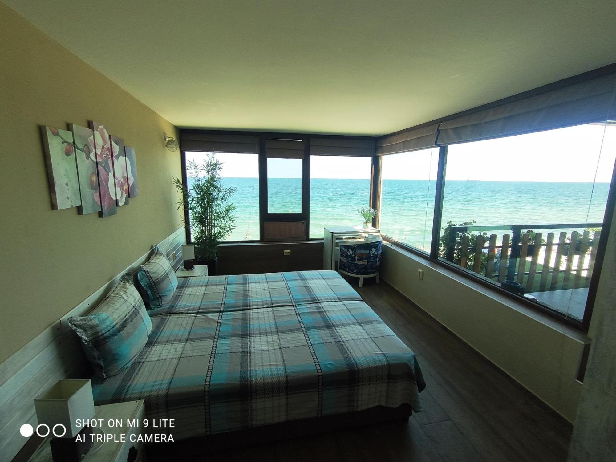 Hemingway Rooms In Happy Beach ヴァルナ エクステリア 写真