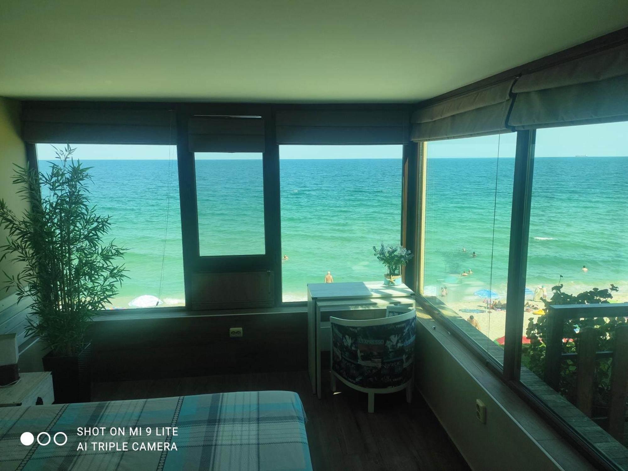 Hemingway Rooms In Happy Beach ヴァルナ エクステリア 写真